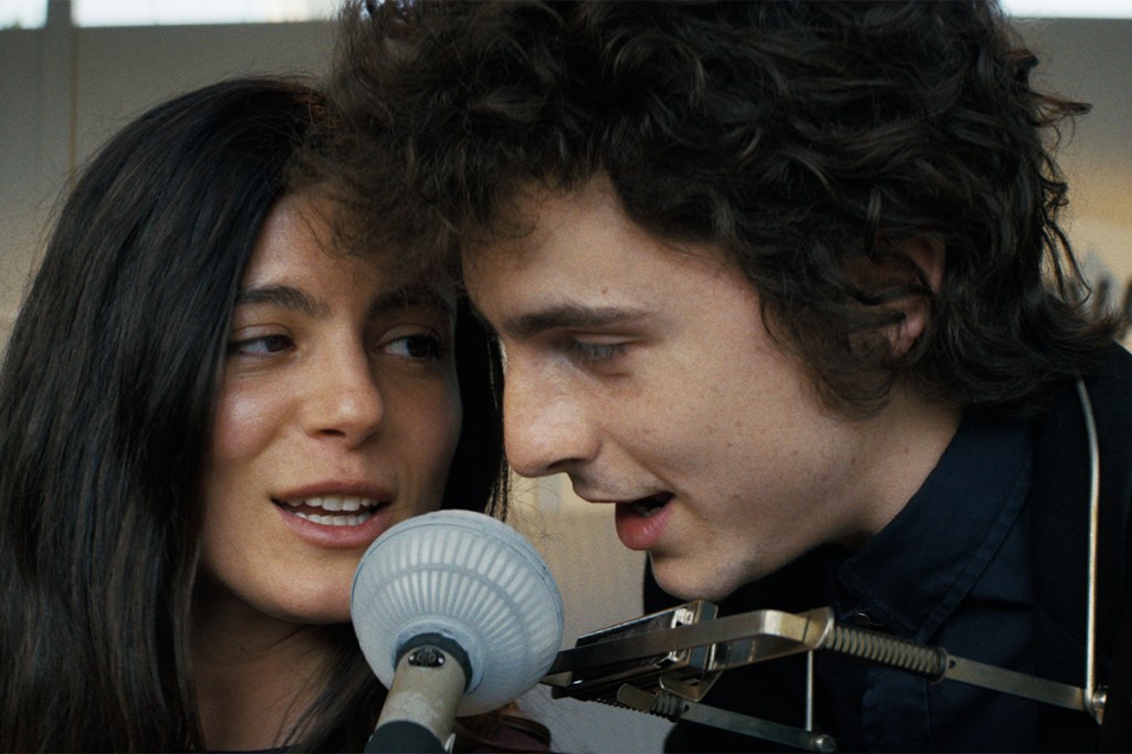 A COMPLETE UNKNOWN (2024) 
Monica Barbaro and Timothée Chalamet
Credit: Searchlight Pictures