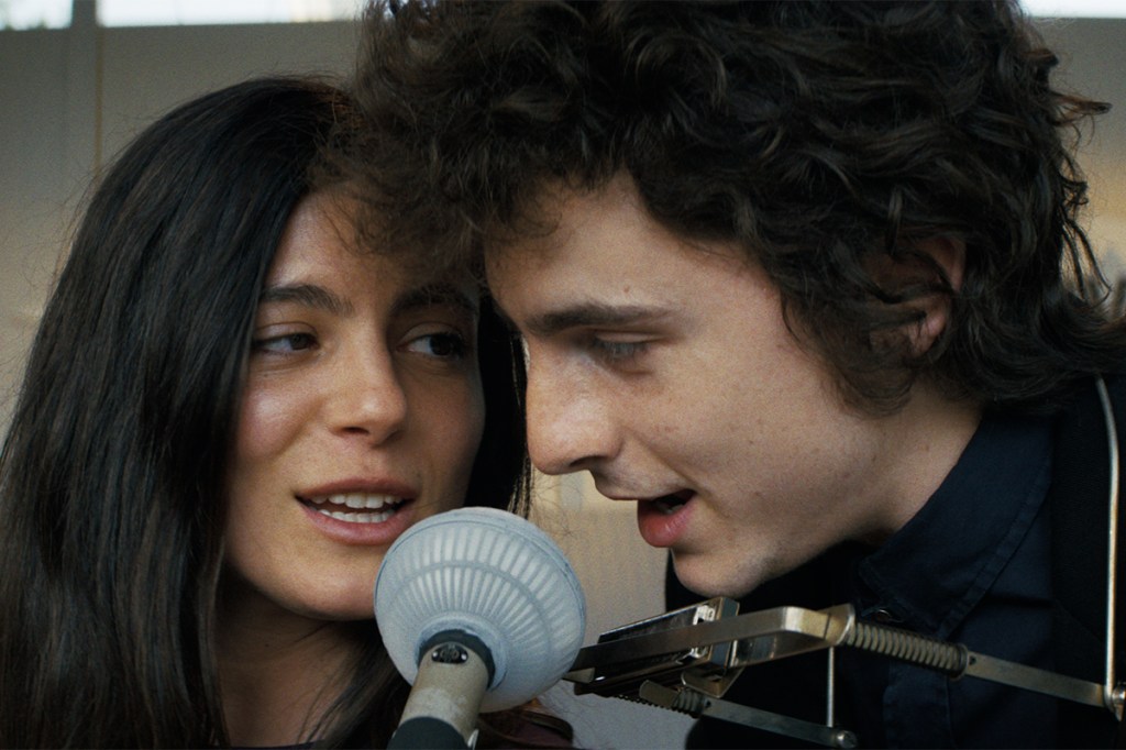 A COMPLETE UNKNOWN (2024) 
Monica Barbaro and Timothée Chalamet
Credit: Searchlight Pictures