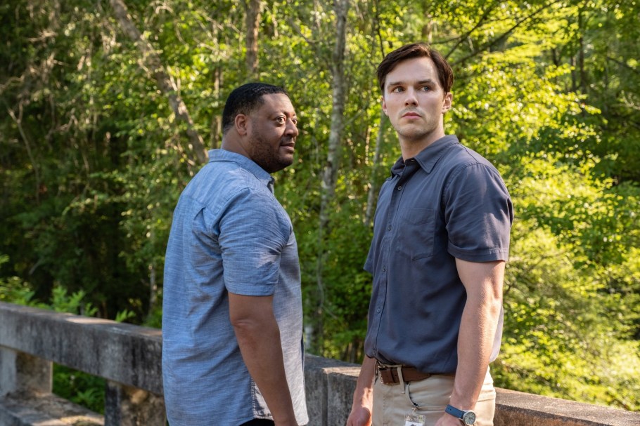 JUROR #2, (aka JUROR NUMBER 2), from left: Cedric Yarbrough, Nicholas Hoult, 2024. ph: Claire Folger / © Warner Bros. / courtesy Everett Collection